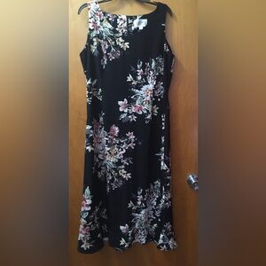 Chic Floral Midi Dress in Black